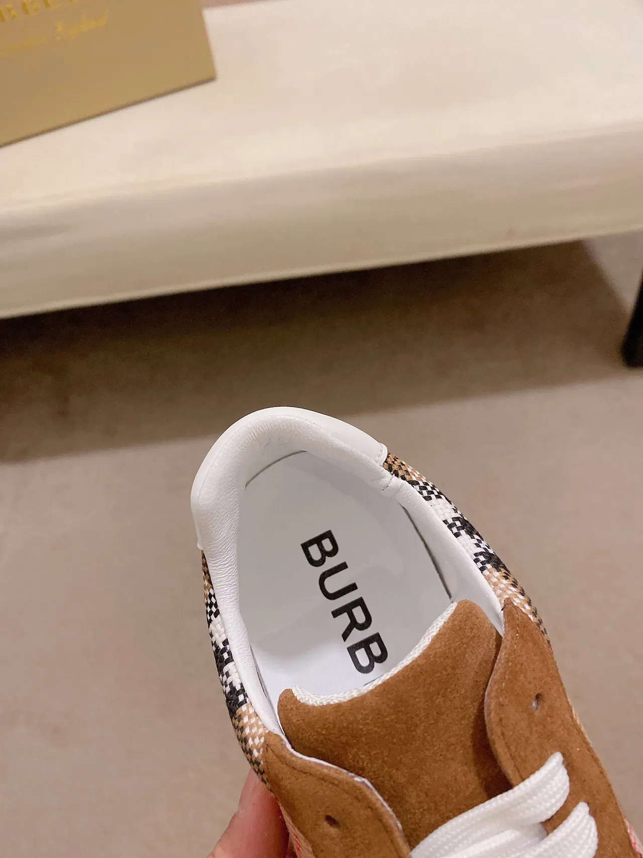 Burberry ব্রাউন বিজ স্যুয়েড এবং হাউস চেক টেক্সটাইল আপার মেশ টো ওভারলে লাইফস্টাইল স্নিকার্স 4