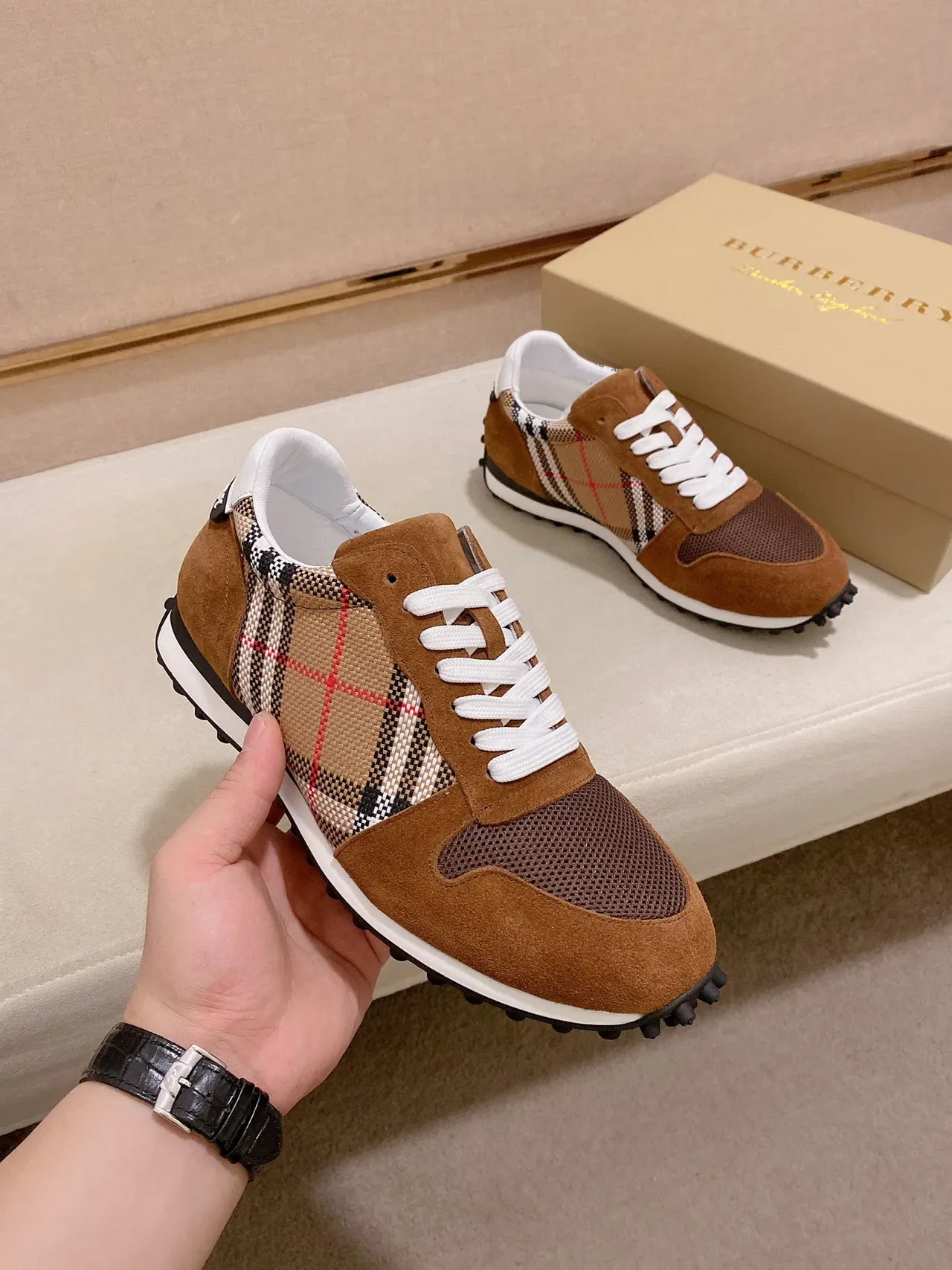 Burberry ব্রাউন বিজ স্যুয়েড এবং হাউস চেক টেক্সটাইল আপার মেশ টো ওভারলে লাইফস্টাইল স্নিকার্স 5