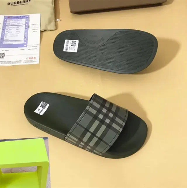 Burberry Chaussons Motif Check 2