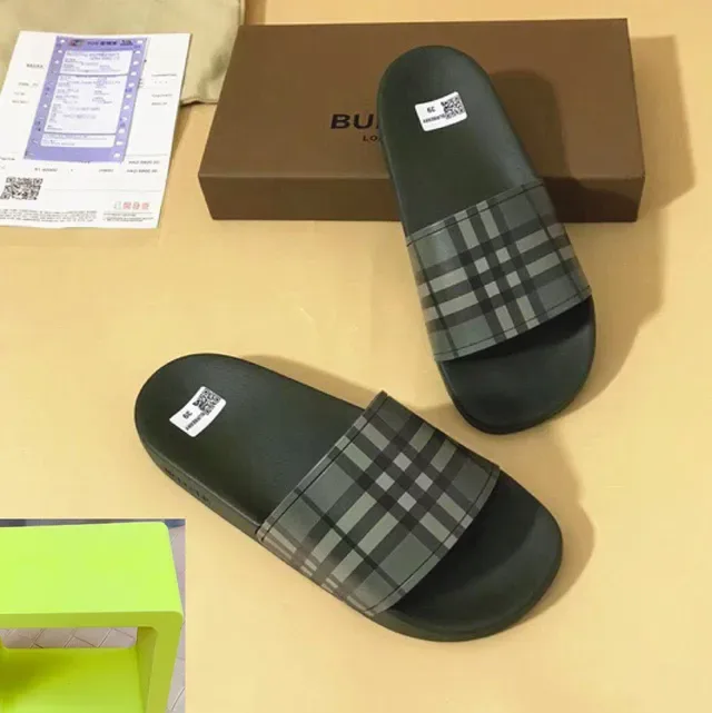 Burberry Chaussons Motif Check 3