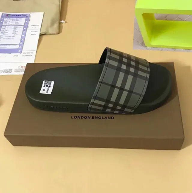Burberry Chaussons Motif Check 4