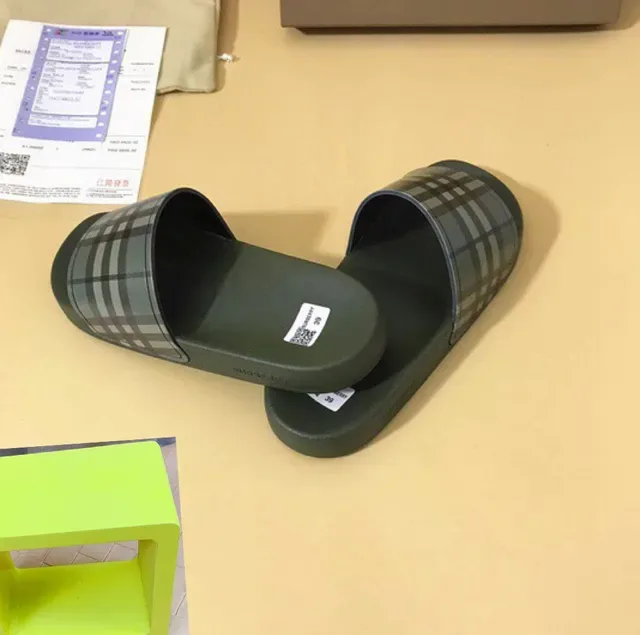 Burberry Chaussons Motif Check 5