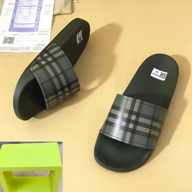 Burberry Chaussons Motif Check 7