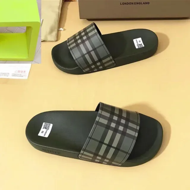Burberry Chaussons Motif Check 8