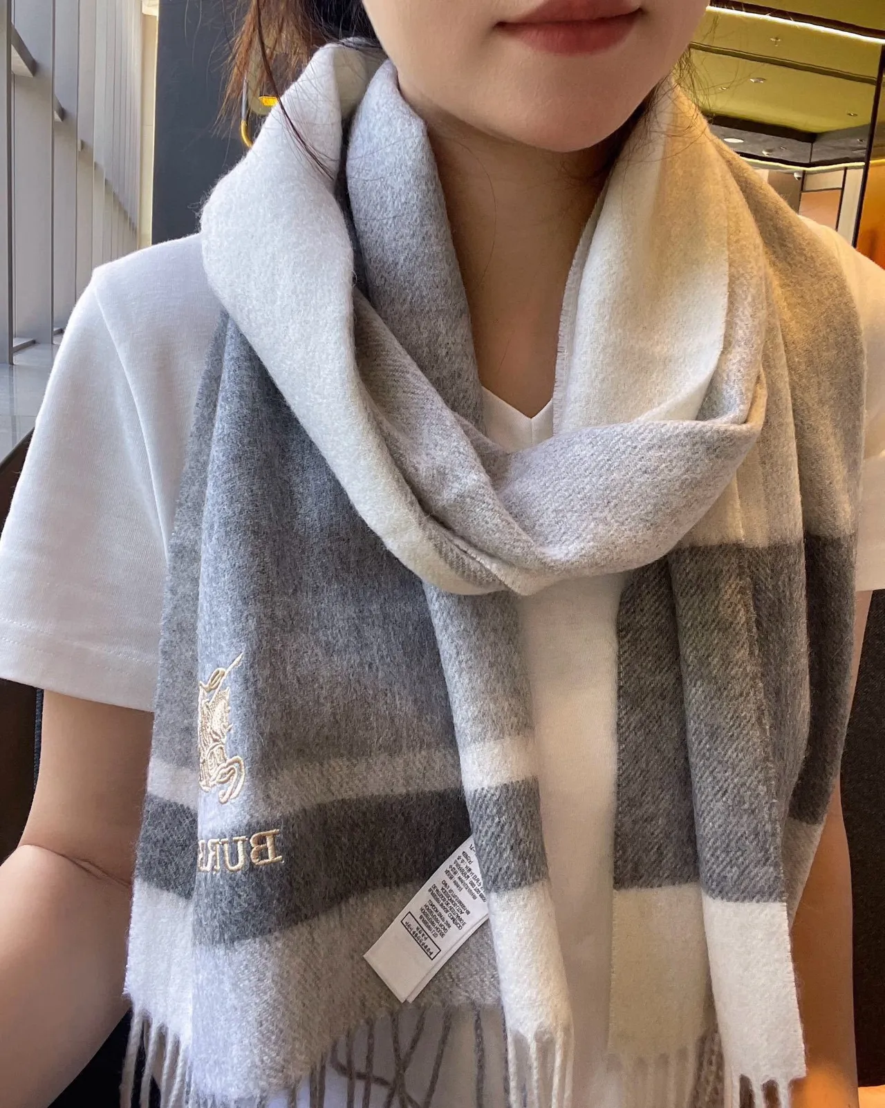 Burberry 格纹羊绒围巾 2