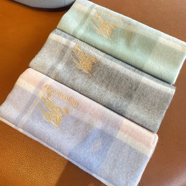 Burberry 格纹羊绒围巾 3