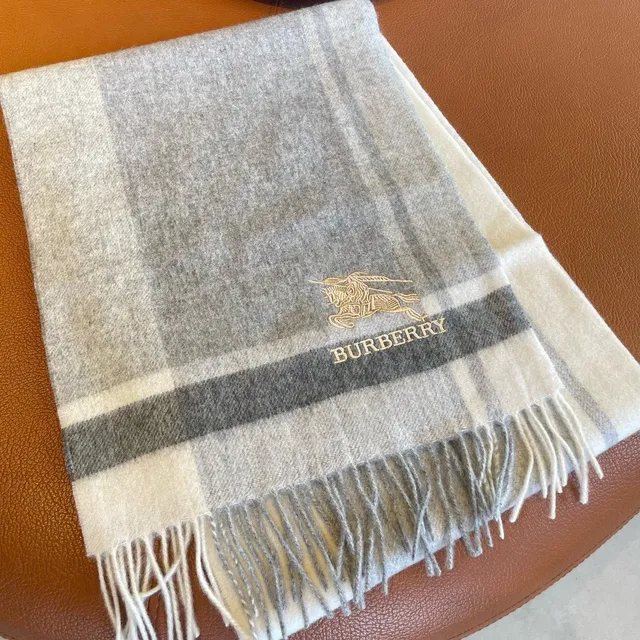 Burberry 格纹羊绒围巾 4