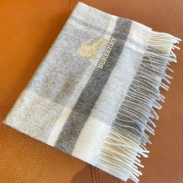 Burberry 格纹羊绒围巾 5