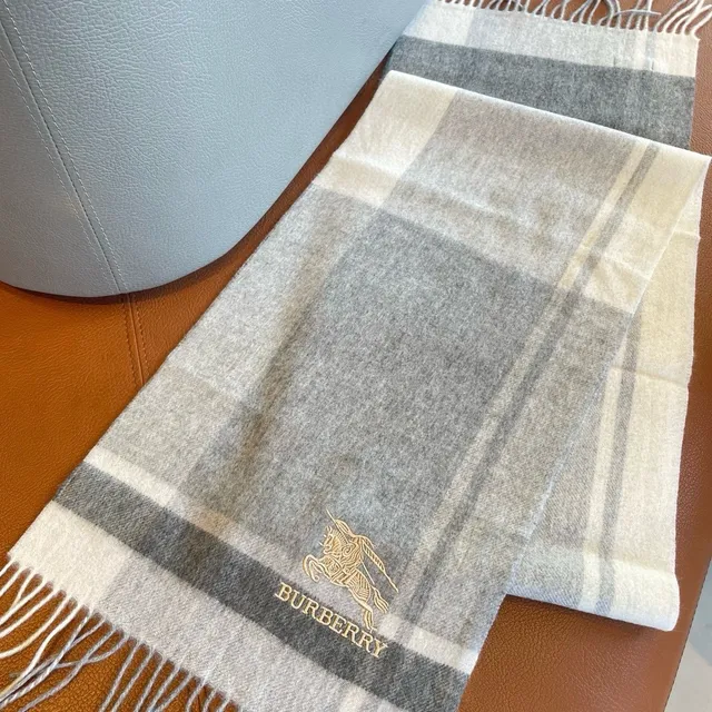 Burberry 格纹羊绒围巾 6