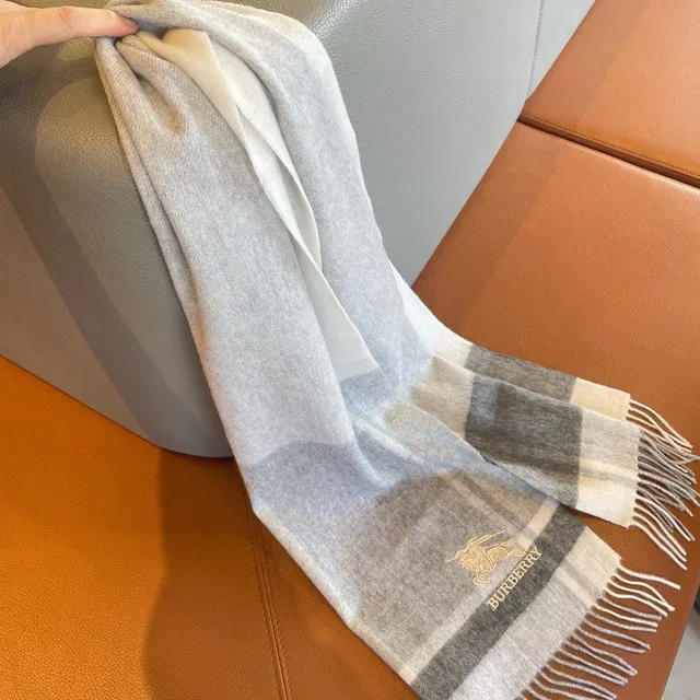 Burberry 格纹羊绒围巾 8