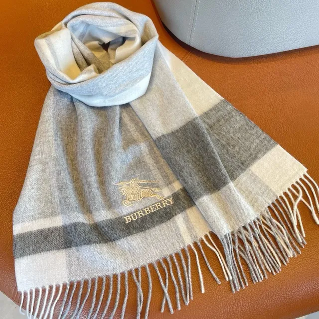 Burberry 格纹羊绒围巾 9