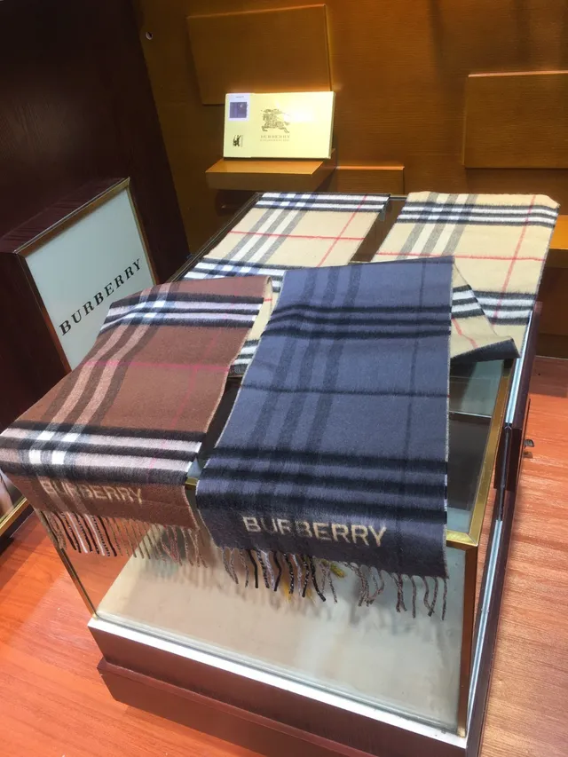 Burberry Bufanda Clásica a Cuadros Azul Marino Beige Patrón Bordes con Flecos de Cachemira 5