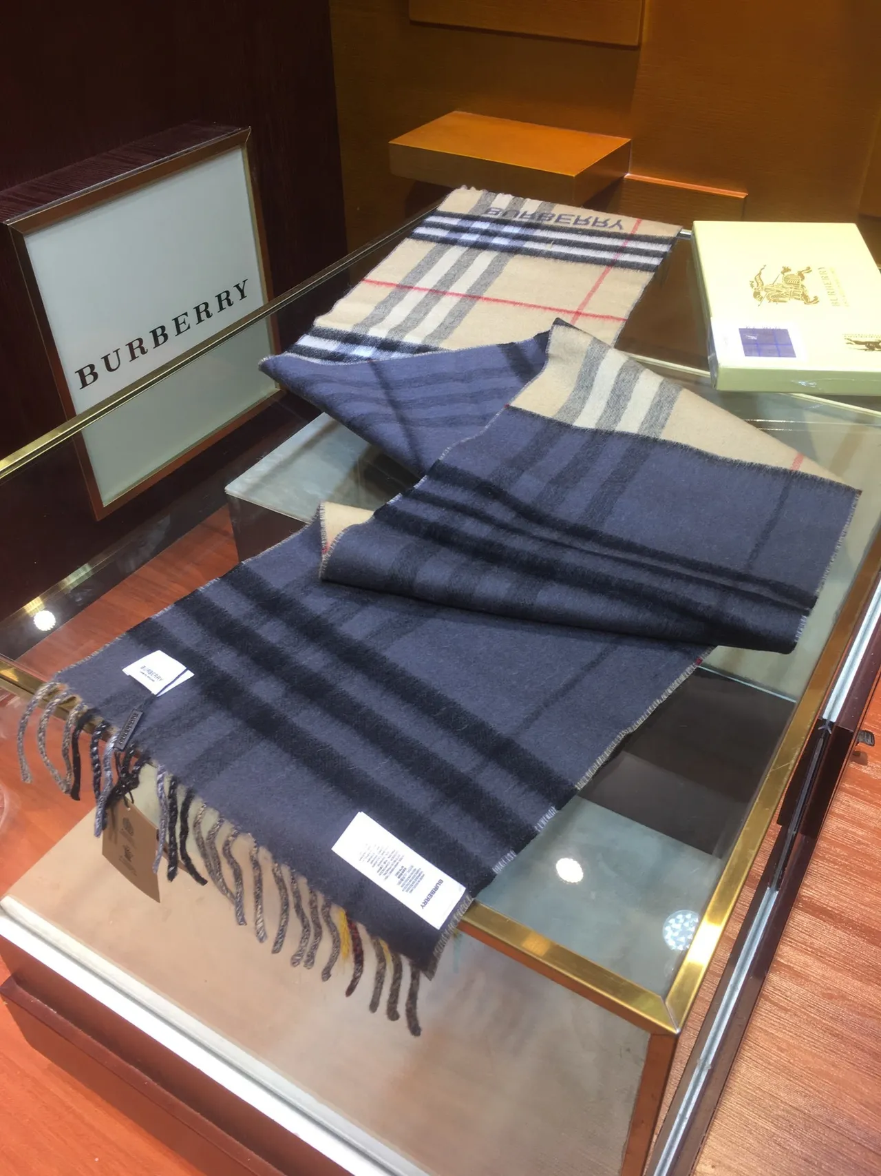 Burberry Bufanda Clásica a Cuadros Azul Marino Beige Patrón Bordes con Flecos de Cachemira 6