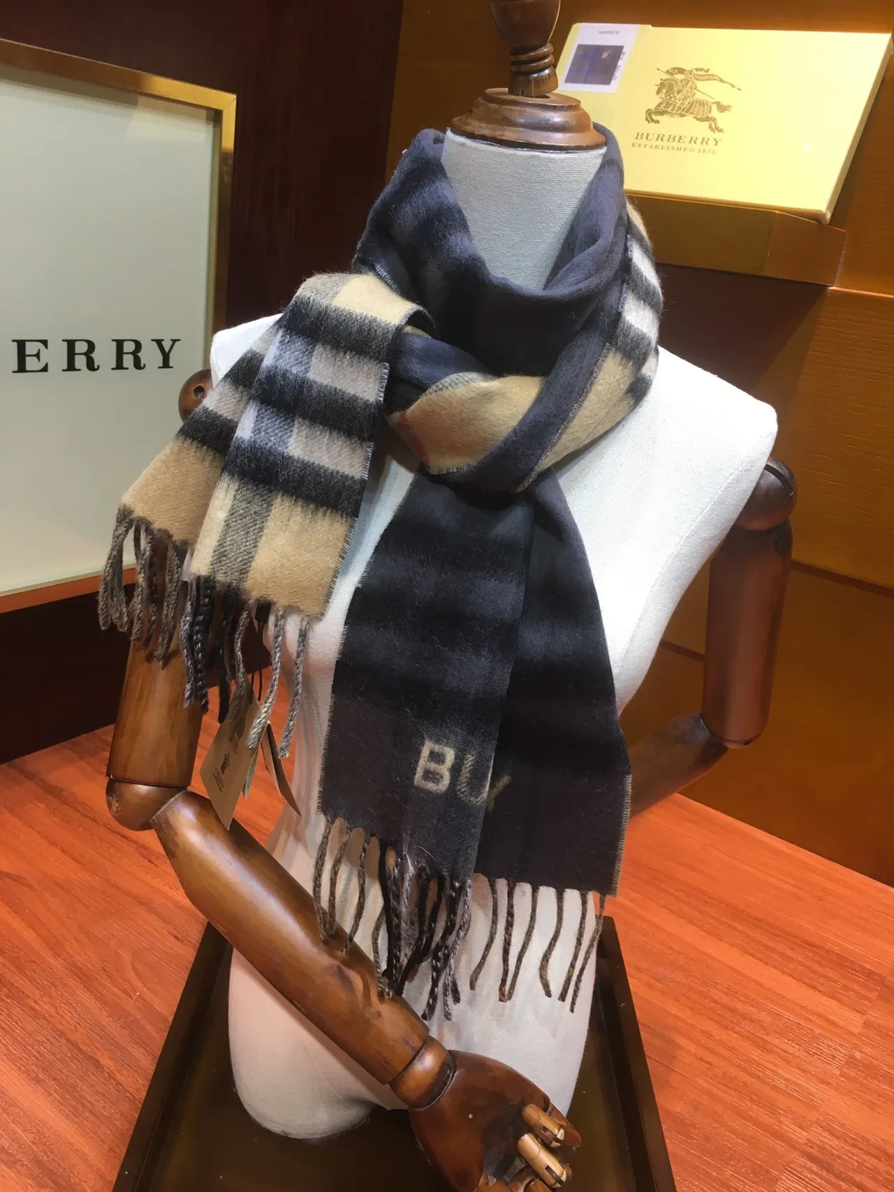 Burberry Bufanda Clásica a Cuadros Azul Marino Beige Patrón Bordes con Flecos de Cachemira 7