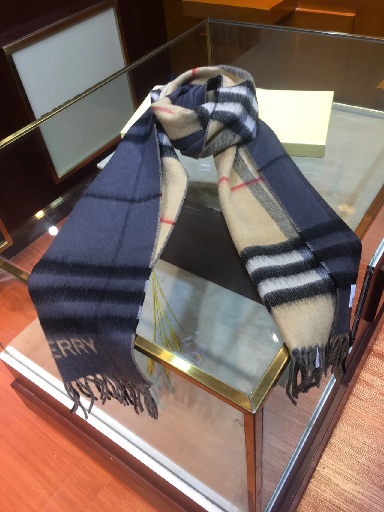 Burberry Bufanda Clásica a Cuadros Azul Marino Beige Patrón Bordes con Flecos de Cachemira 8