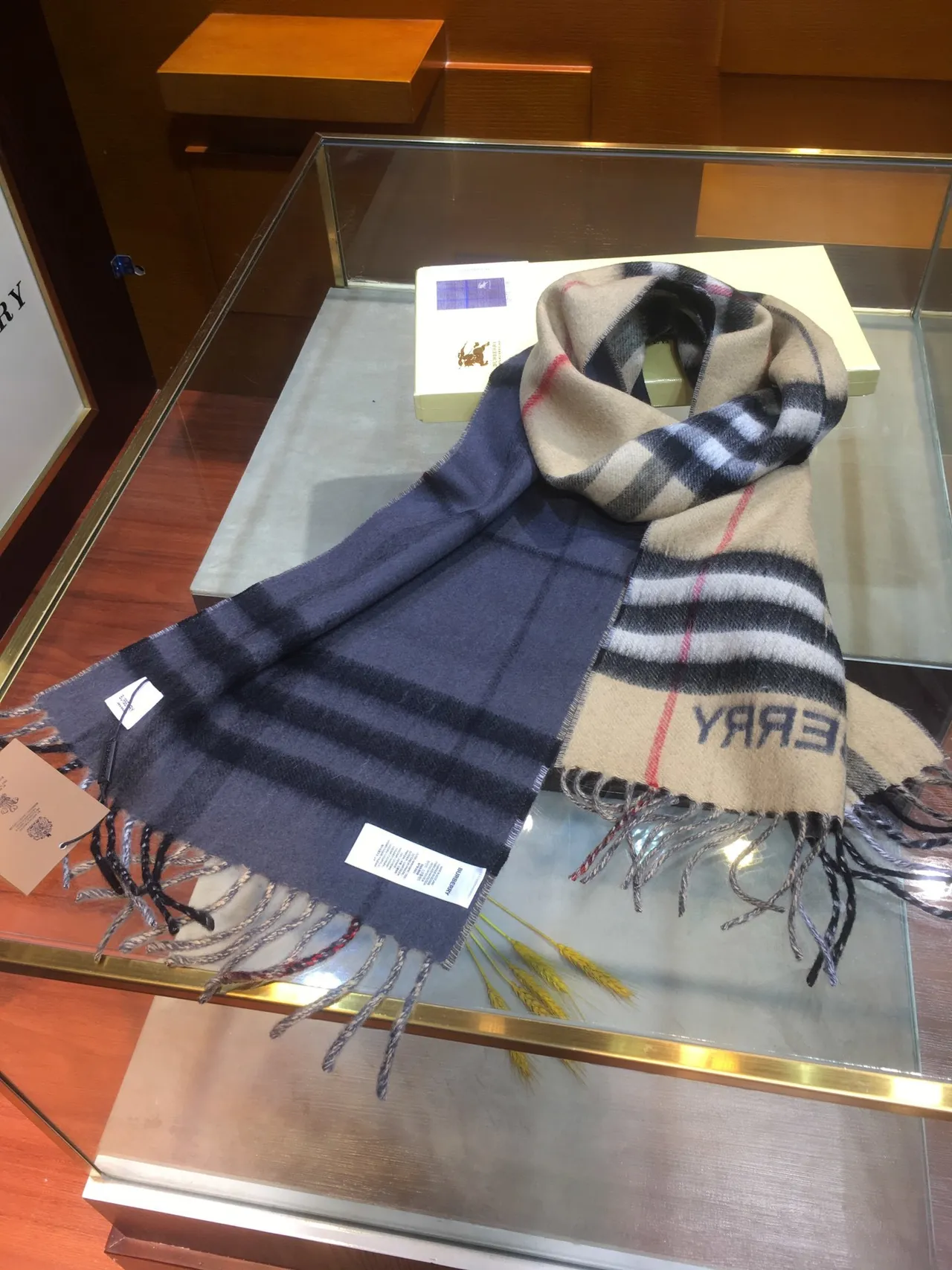 Burberry Bufanda Clásica a Cuadros Azul Marino Beige Patrón Bordes con Flecos de Cachemira 9