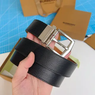 Burberry Knight Ceinture en cuir noir texturé