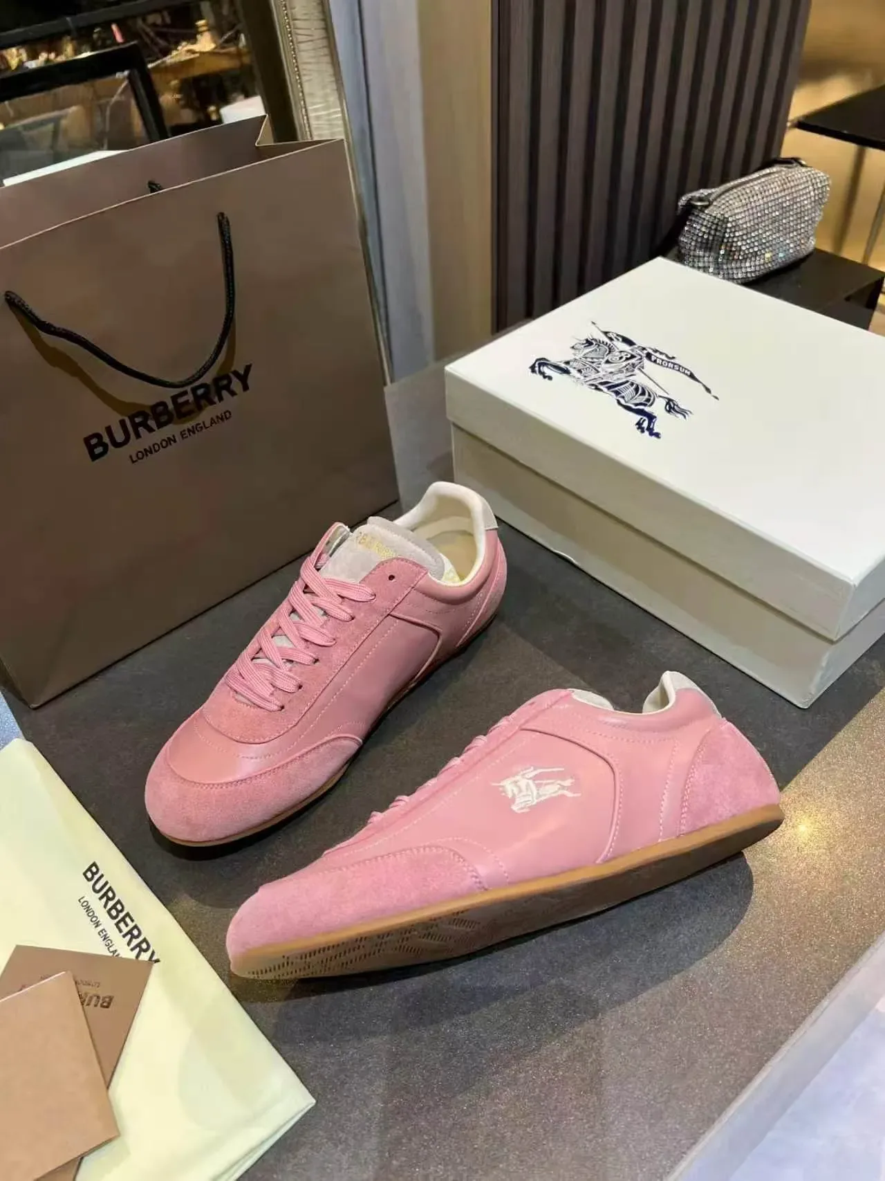 Burberry Knight धूलवनी गुलाबी सुड और चमड़े का लाइफस्टाइल स्नीकर 2