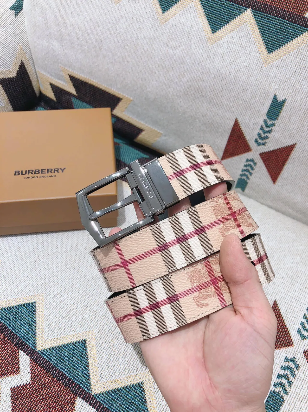 Burberry 骑士可逆格纹和骑士图案皮革腰带 3