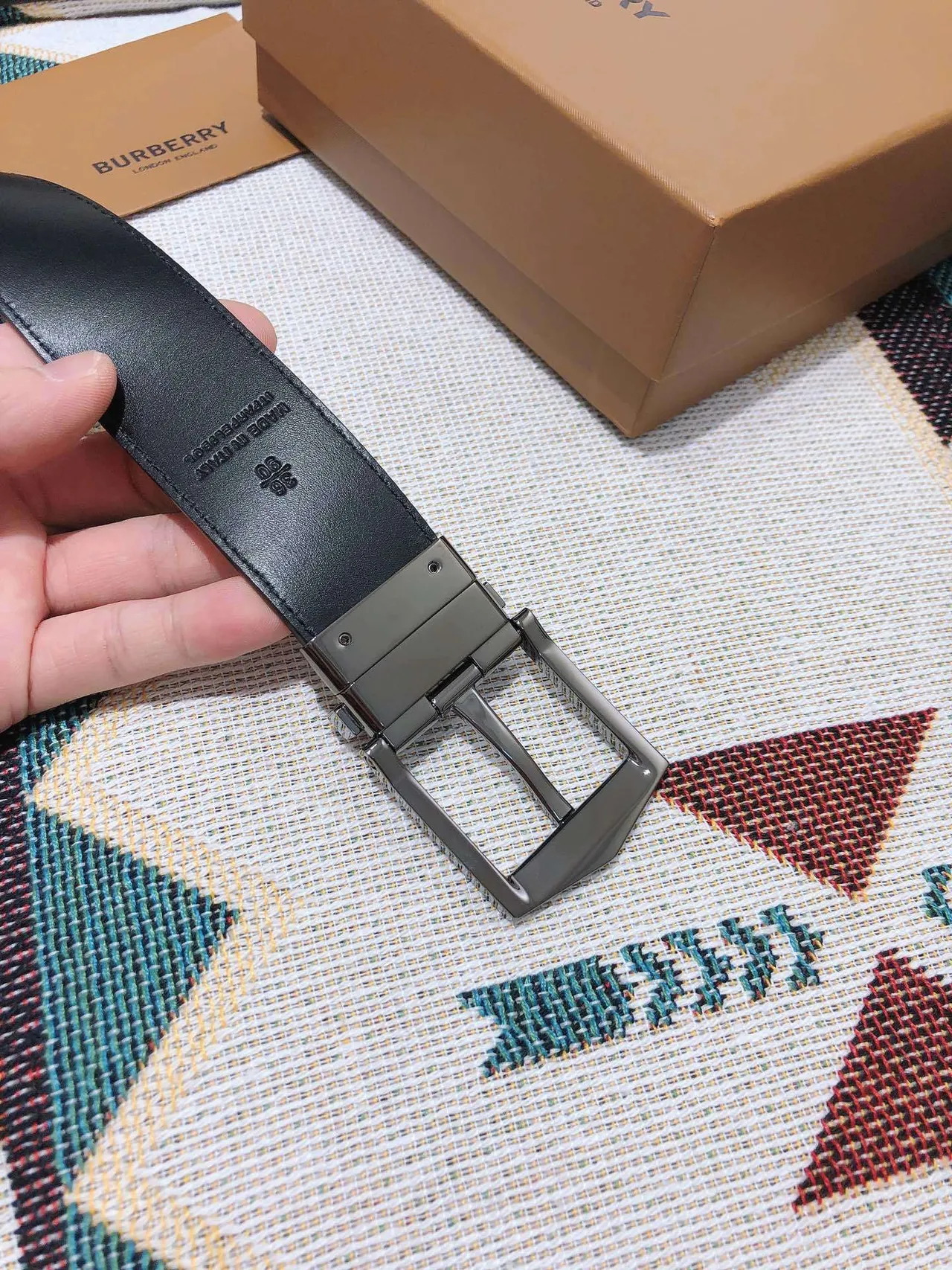 Burberry 骑士可逆格纹和骑士图案皮革腰带 5