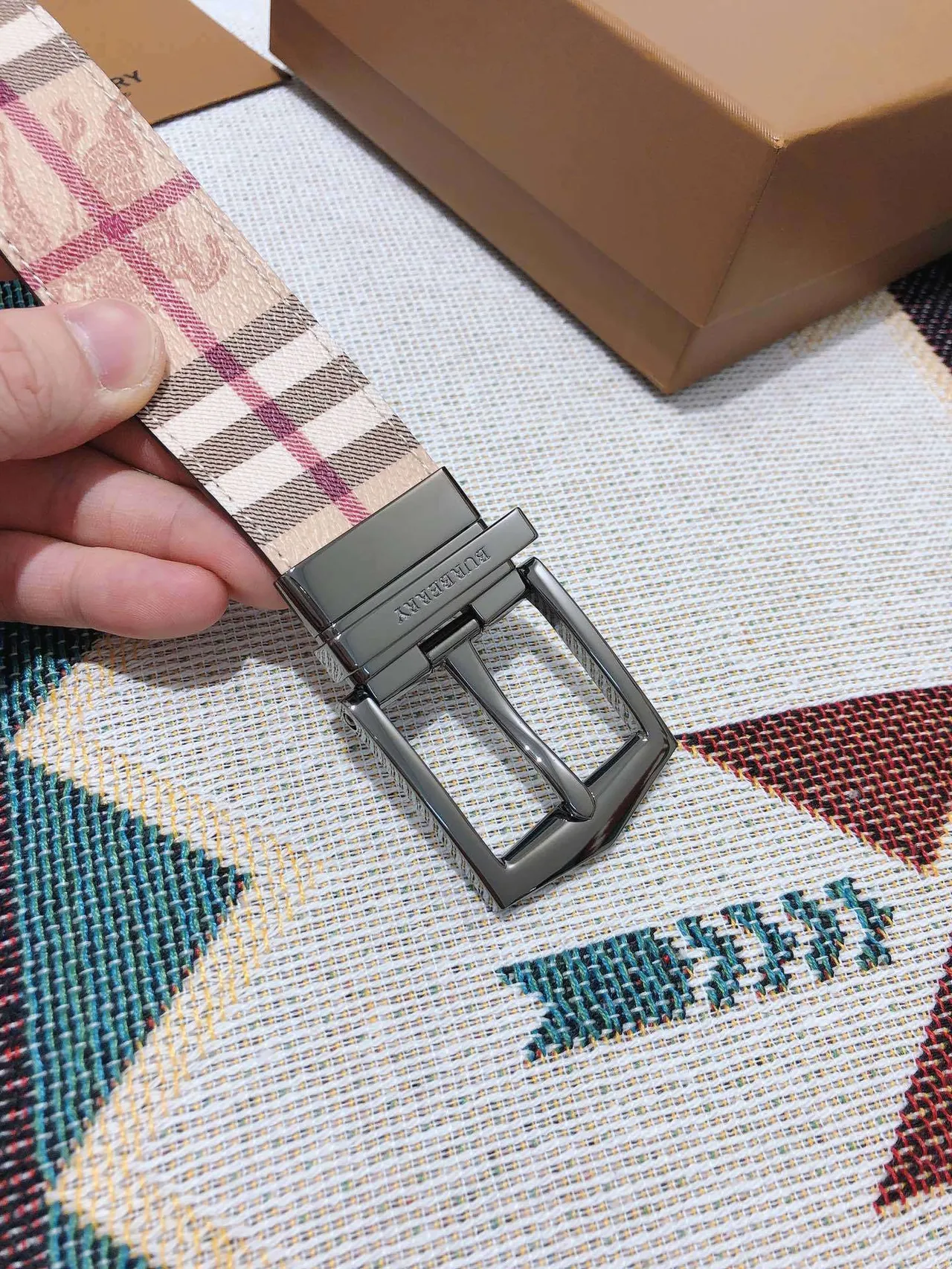 Burberry 骑士可逆格纹和骑士图案皮革腰带 6