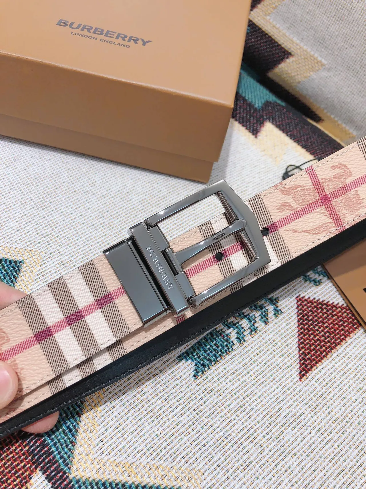 Burberry 骑士可逆格纹和骑士图案皮革腰带 7