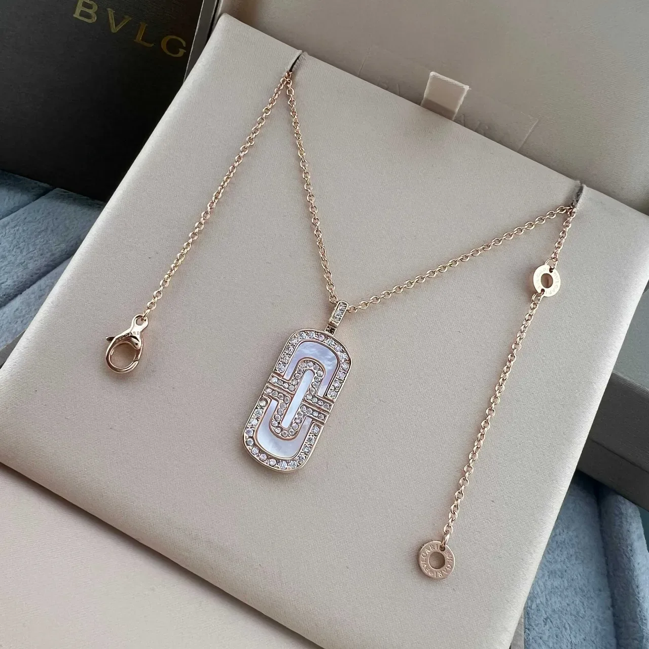 Bvlgari B.zero1 Collier Géométrique Nacre et Pavé 3