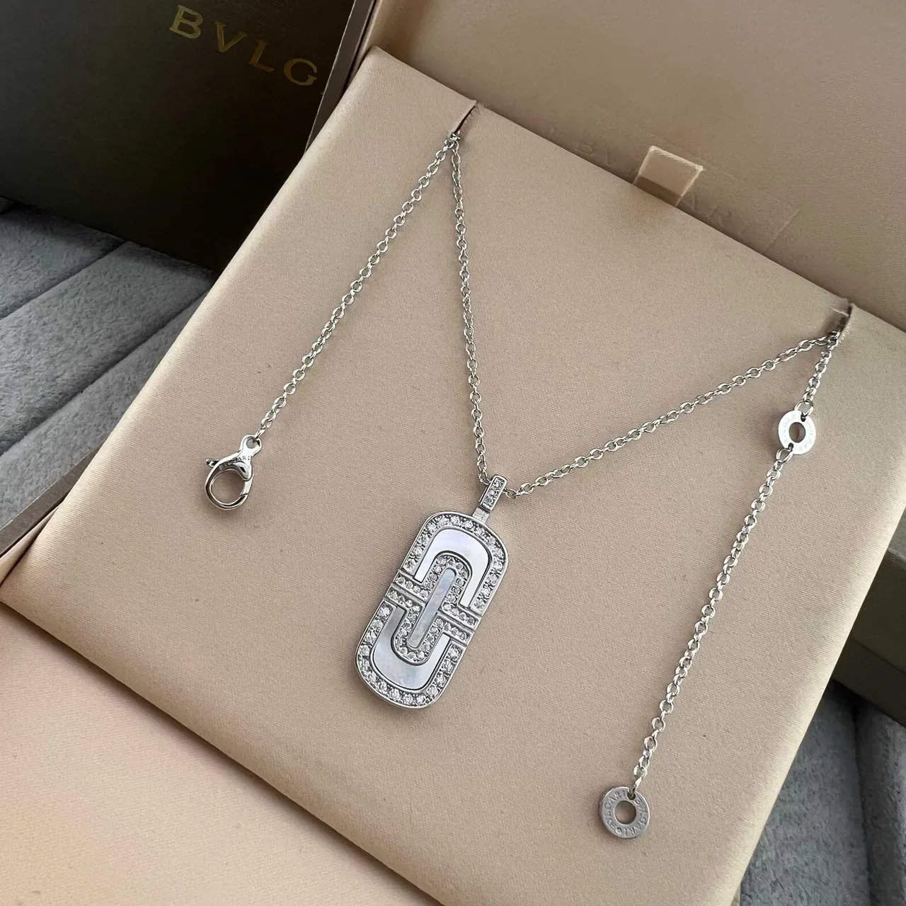 Bvlgari B.zero1 Collier Géométrique Nacre et Pavé 4