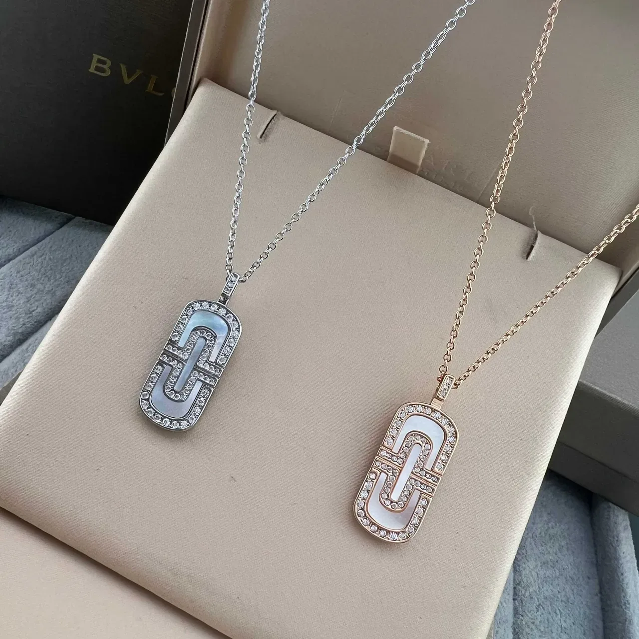 Bvlgari B.zero1 Collier Géométrique Nacre et Pavé 5