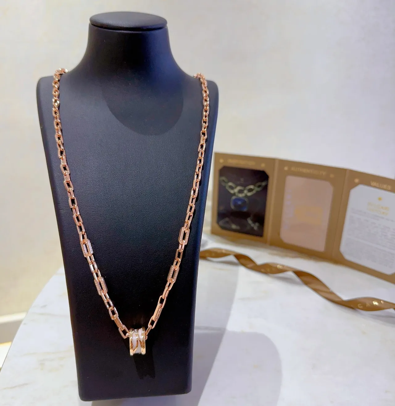 Bvlgari B.zero1 गुलाबी सोना और सफेद सिरेमिक डायमंड नेकलेस 9