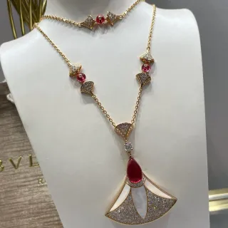 Bvlgari Divas’ Dream सोने के हीरों और रूबी पंखा मोटिफ हार