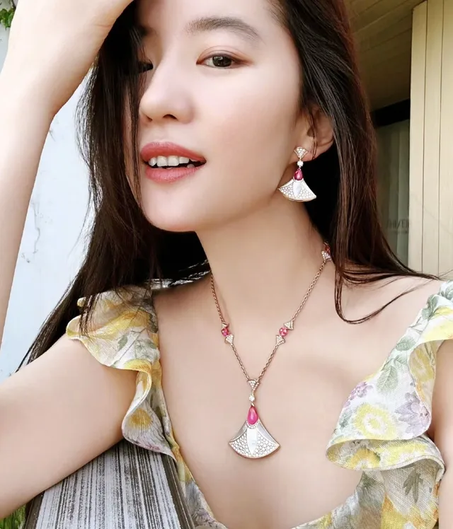 Bvlgari Divas’ Dream Gold Diamond and Ruby Fan Motif Necklace 7