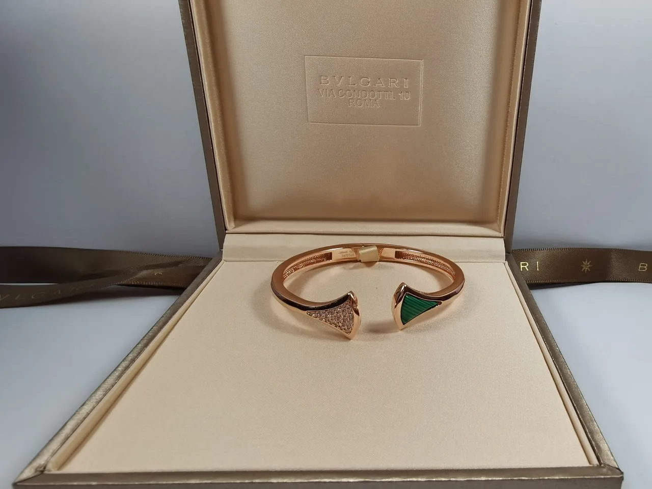 Bvlgari Divas’ Dream 金绿色开口手镯箭头终端手链 7