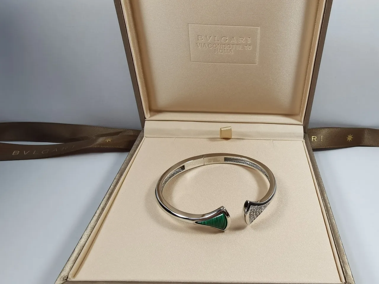 Bvlgari Divas’ Dream 金绿色开口手镯箭头终端手链 8
