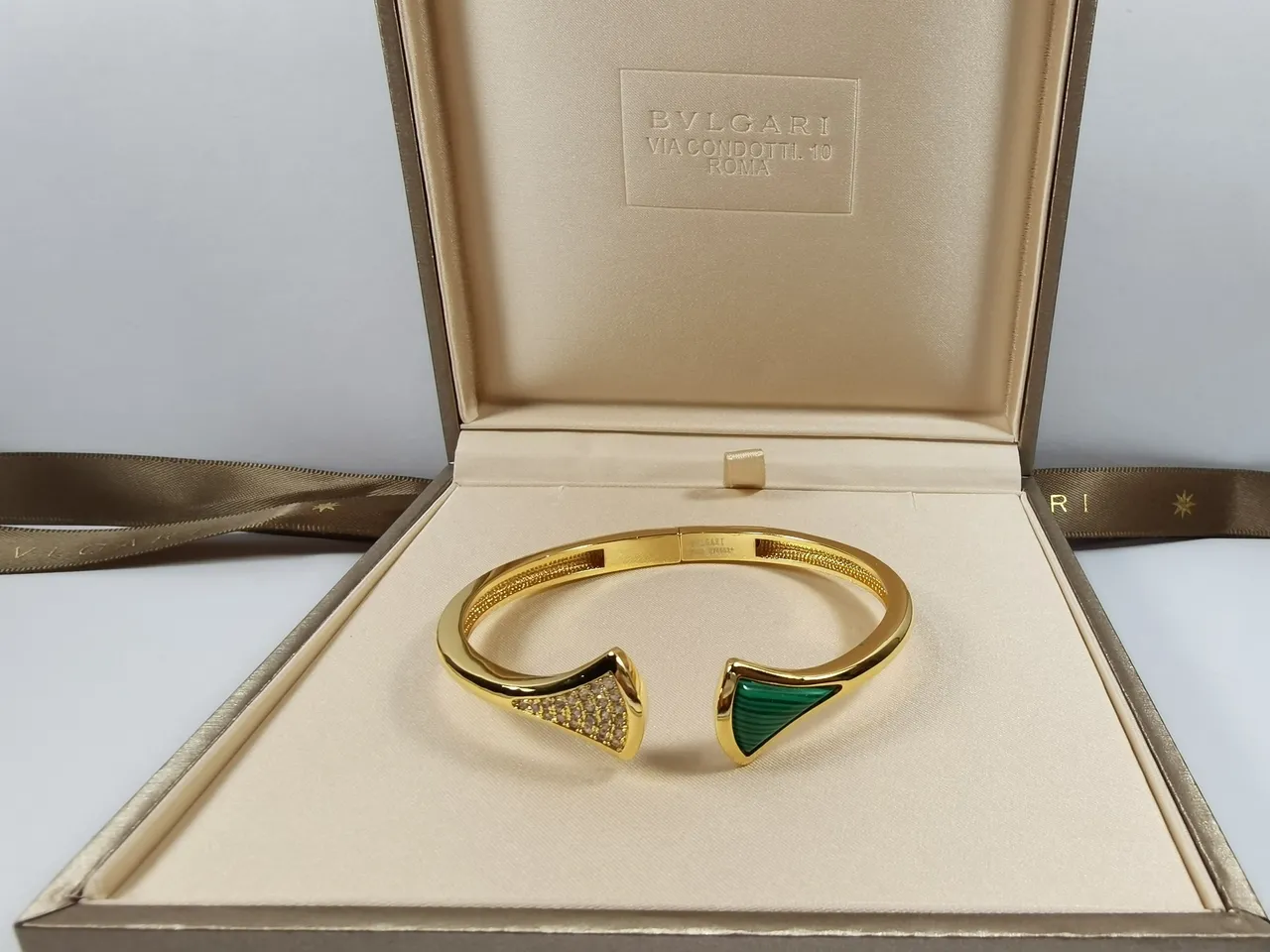 Bvlgari Divas’ Dream 金绿色开口手镯箭头终端手链 9