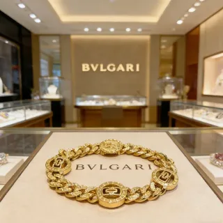 Bvlgari सोना मोटी कर्ब लिंक चेन तीन उकेरी हुई मेडैलियन मोटिफ ब्रेसलेट