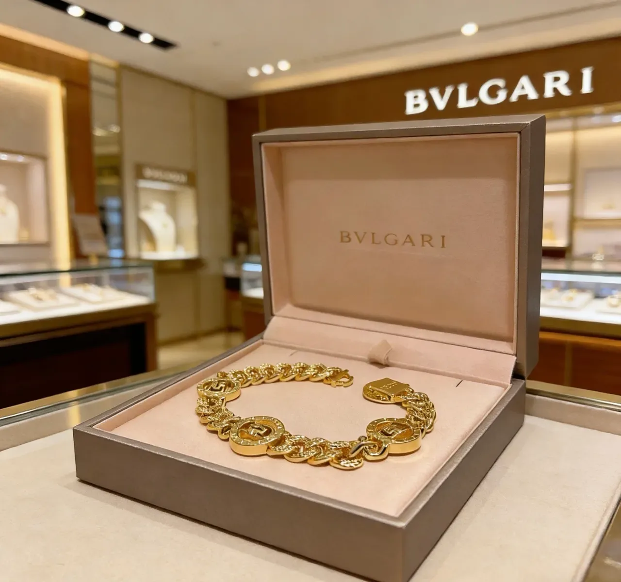 Bvlgari سوار سلسلة كيرب لينك ذهبية سميكة ثلاثة مداليون منحوت 6