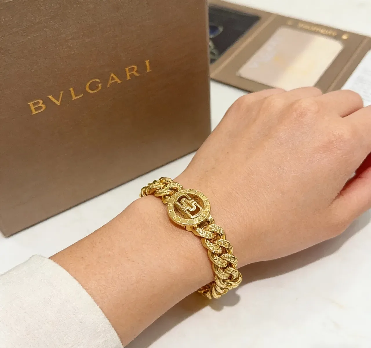 Bvlgari سوار سلسلة كيرب لينك ذهبية سميكة ثلاثة مداليون منحوت 8