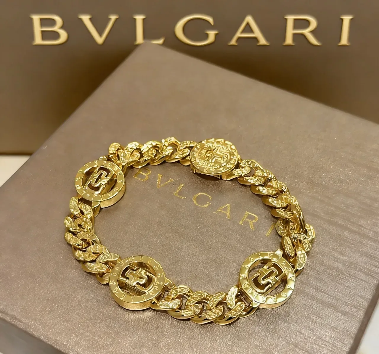 Bvlgari سوار سلسلة كيرب لينك ذهبية سميكة ثلاثة مداليون منحوت 9