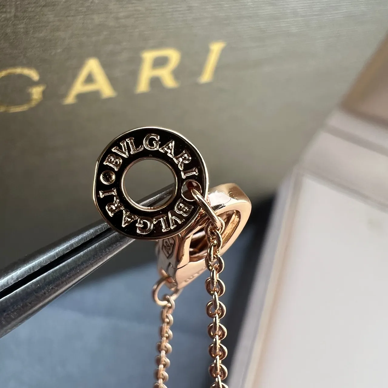 Bvlgari Colar com pingentes dourados e verdes em forma de popsicle com camadas 2