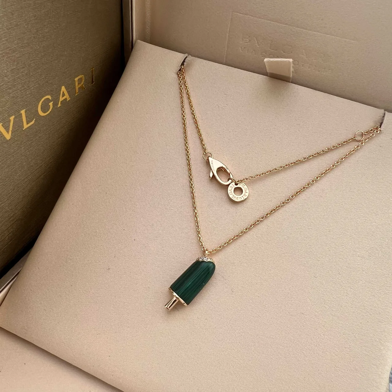 Bvlgari Colar com pingentes dourados e verdes em forma de popsicle com camadas 5