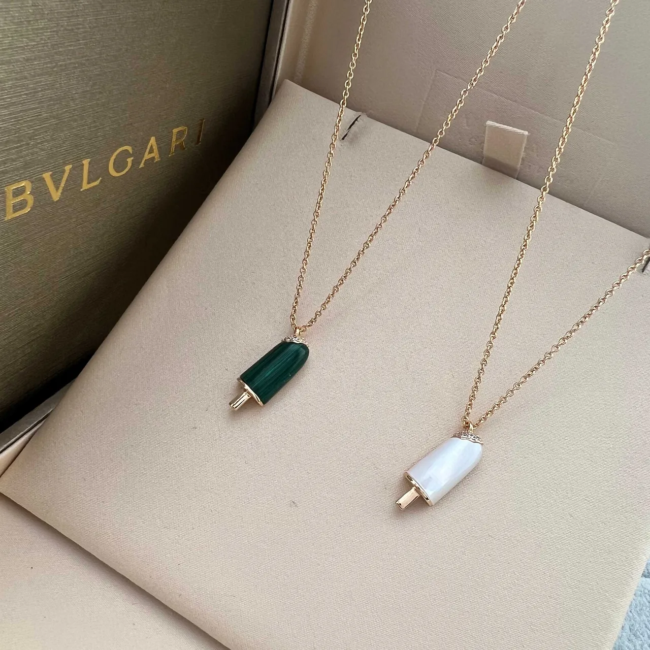 Bvlgari Colar com pingentes dourados e verdes em forma de popsicle com camadas 6