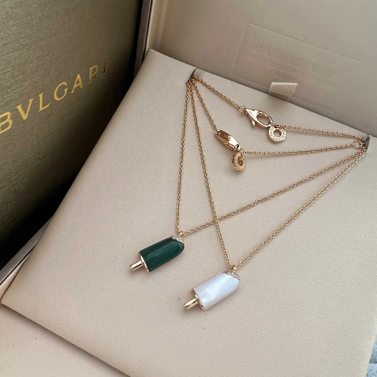 Bvlgari Colar com pingentes dourados e verdes em forma de popsicle com camadas 7