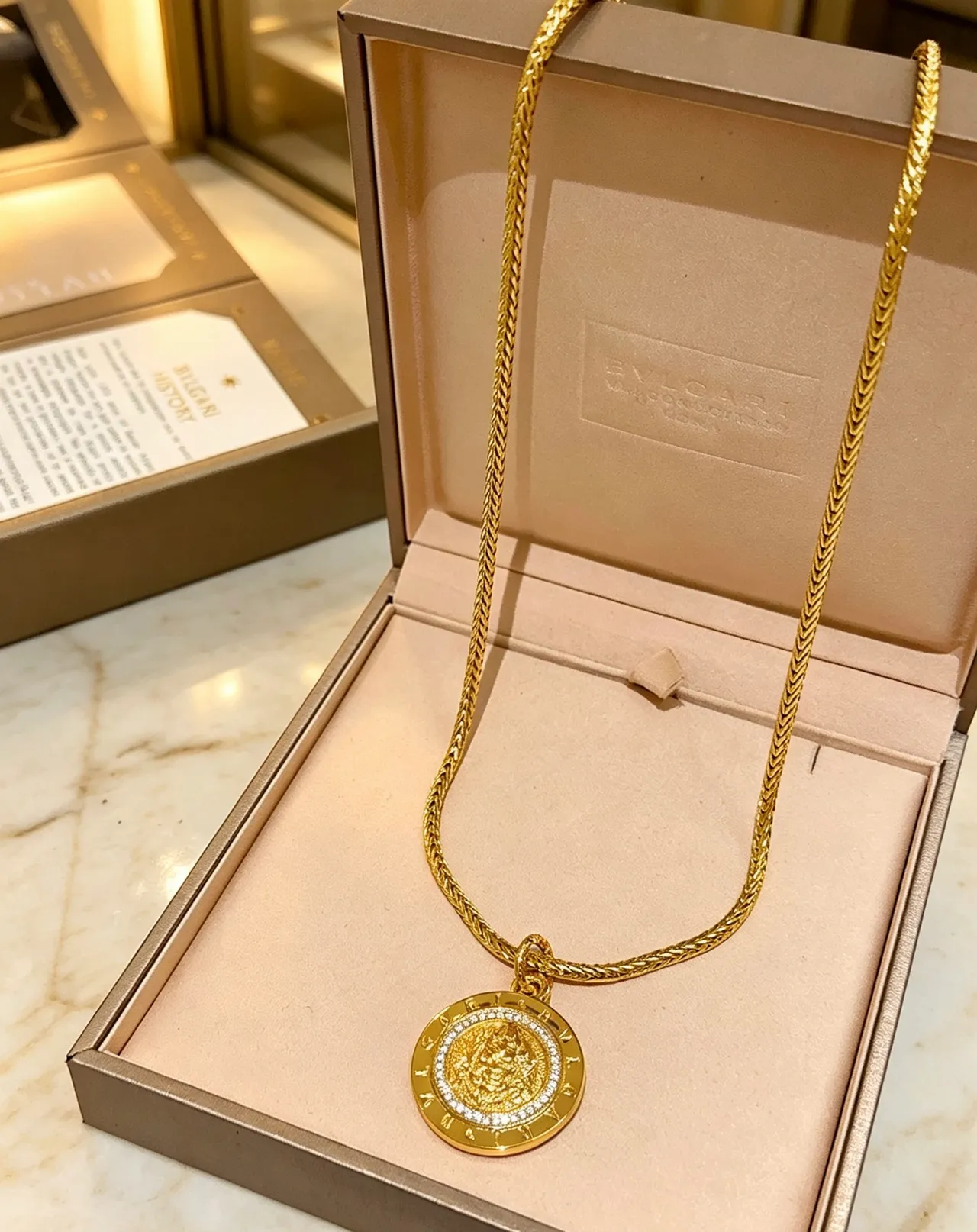 Bvlgari Medaglione সোনালী সাদা বোনা ফ্র্যাঙ্কো চেইন মুদ্রা-স্টাইল মেডেলিয়ন পেন্ড্যান্ট নেকলেস 3