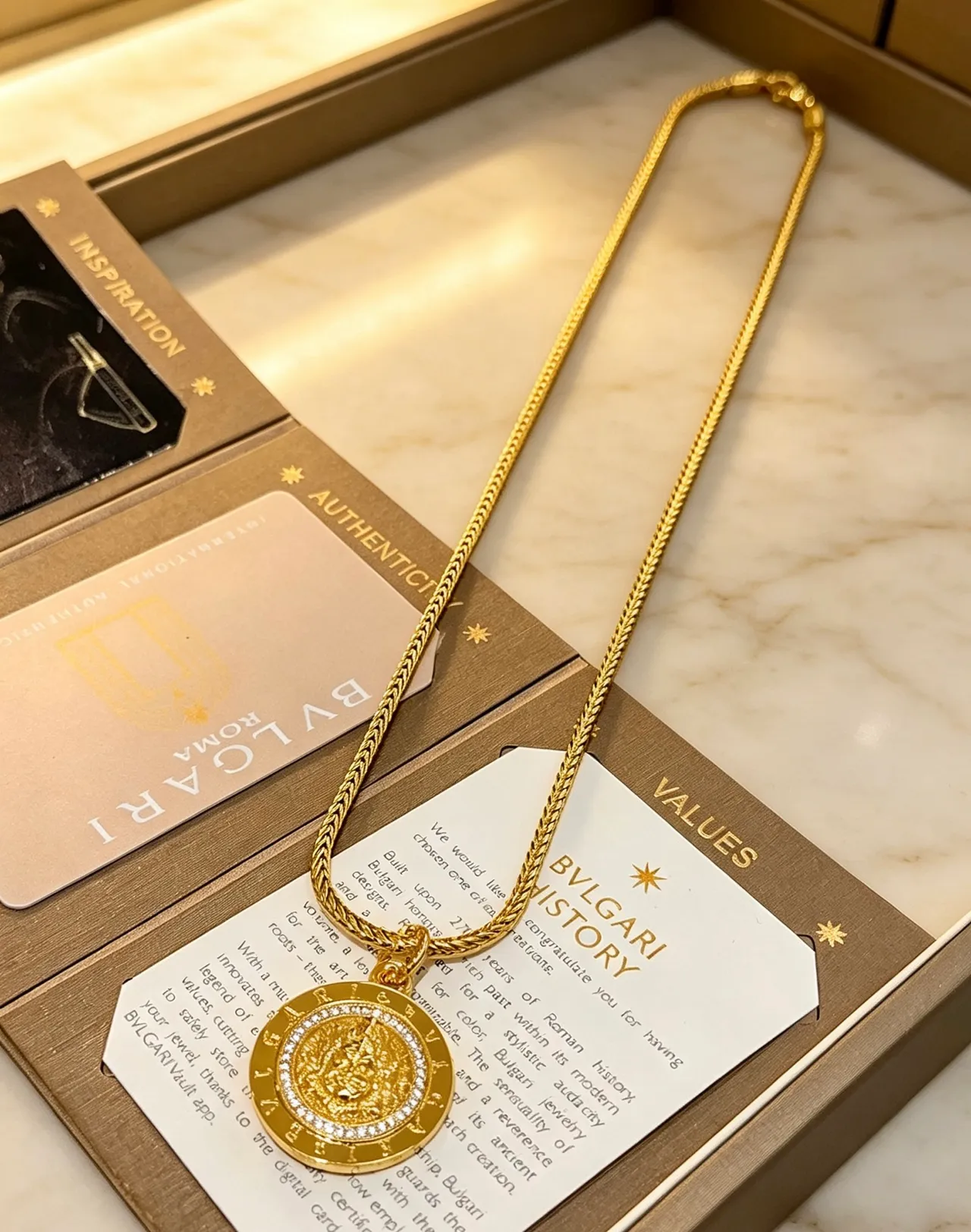 Bvlgari Medaglione সোনালী সাদা বোনা ফ্র্যাঙ্কো চেইন মুদ্রা-স্টাইল মেডেলিয়ন পেন্ড্যান্ট নেকলেস 4