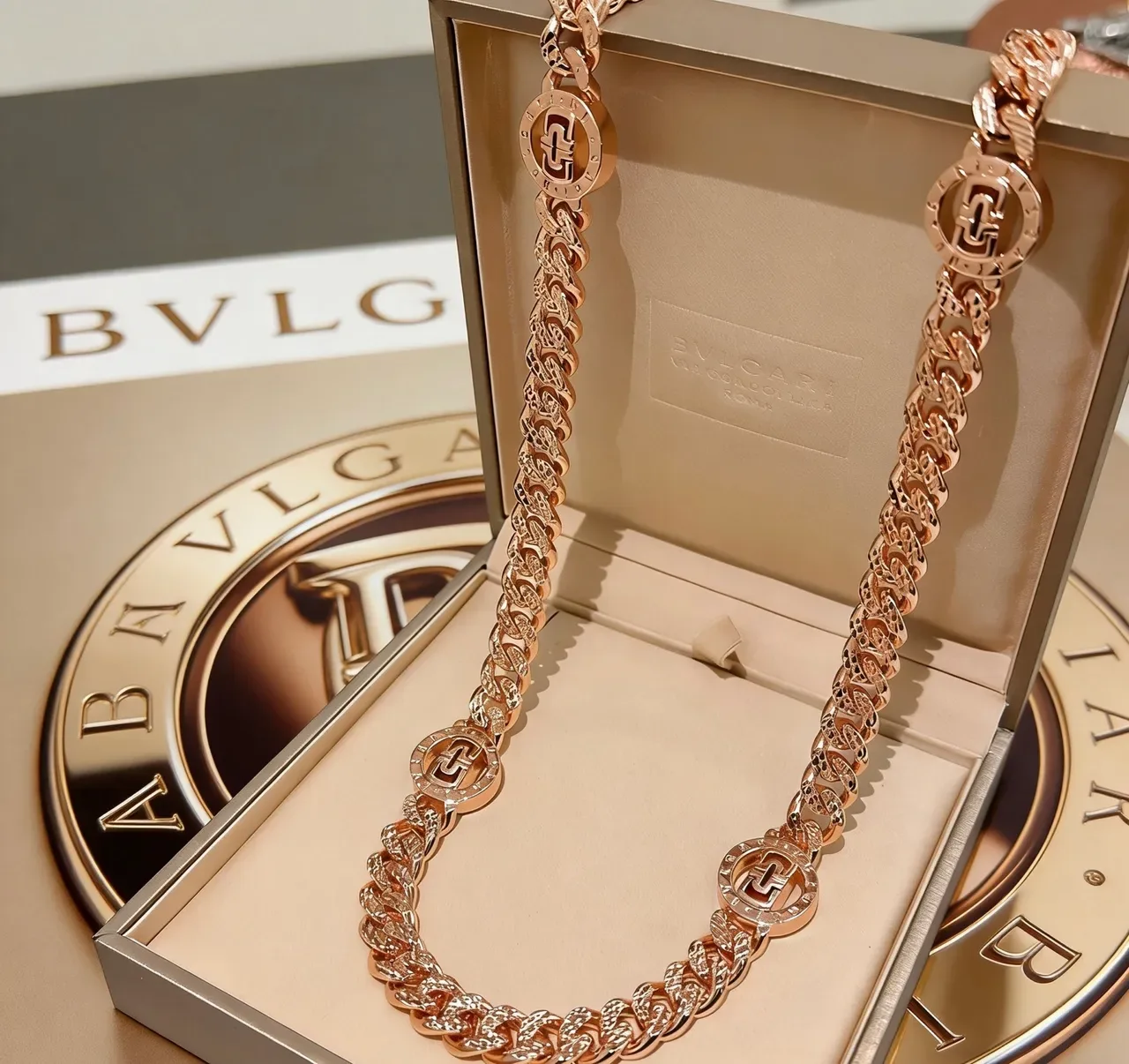 Bvlgari Ouro Rosa Pavé Curb-Link Gancini Medalhão Colar 3