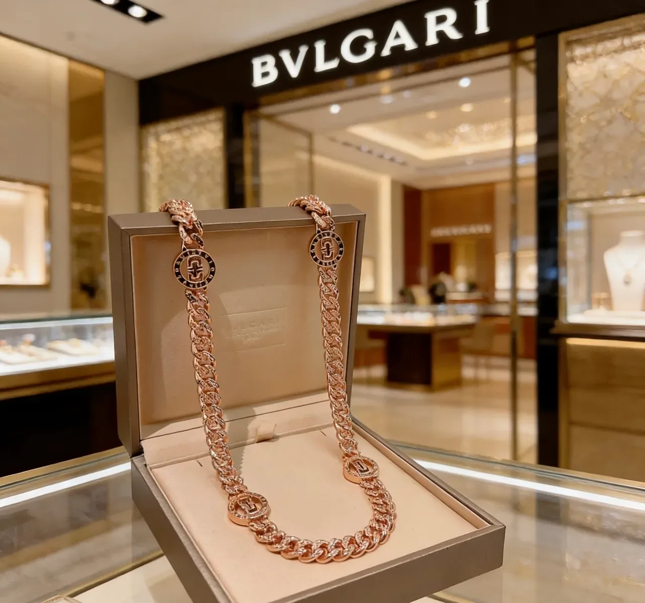 Bvlgari Ouro Rosa Pavé Curb-Link Gancini Medalhão Colar 4