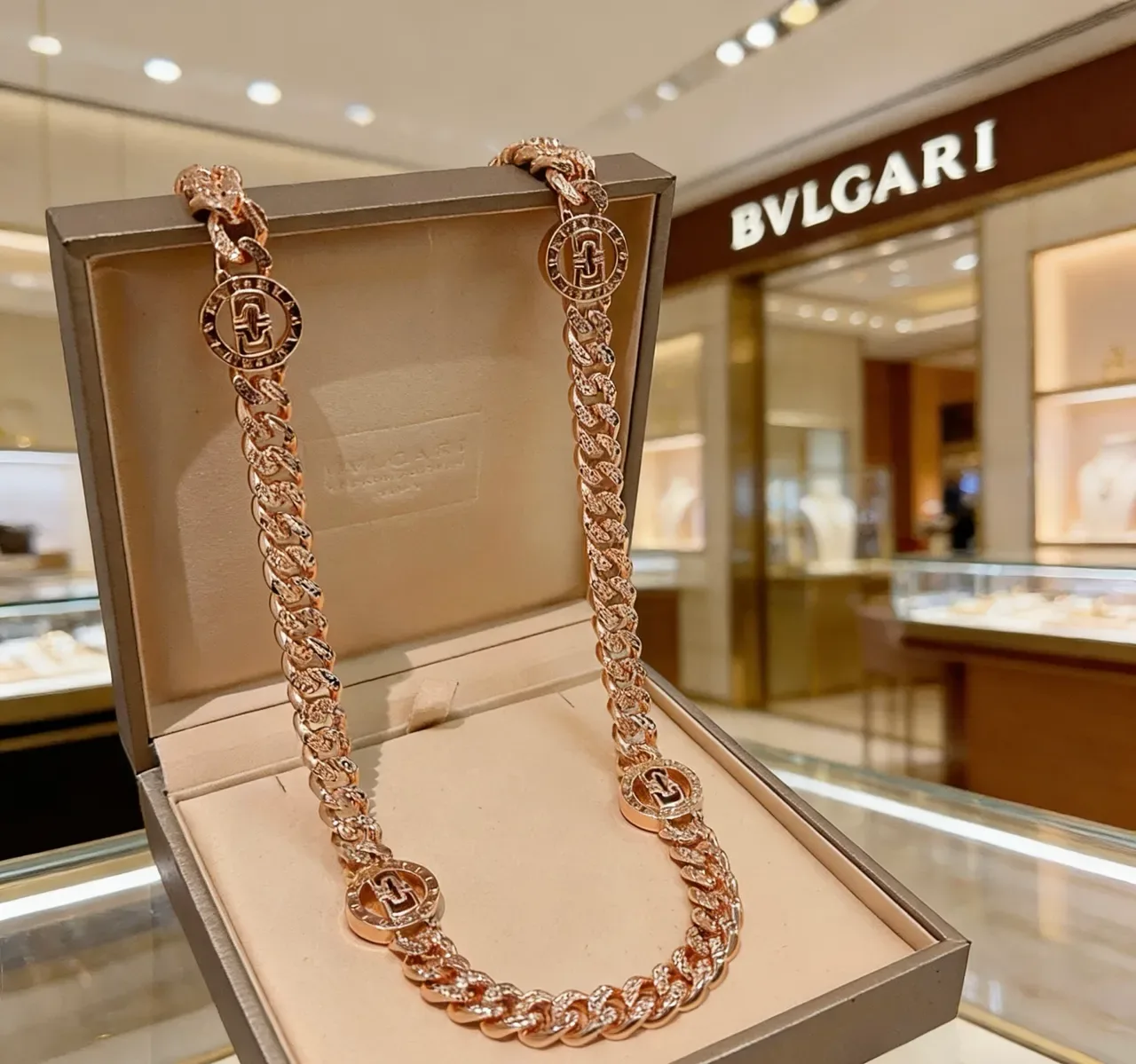 Bvlgari Ouro Rosa Pavé Curb-Link Gancini Medalhão Colar 6