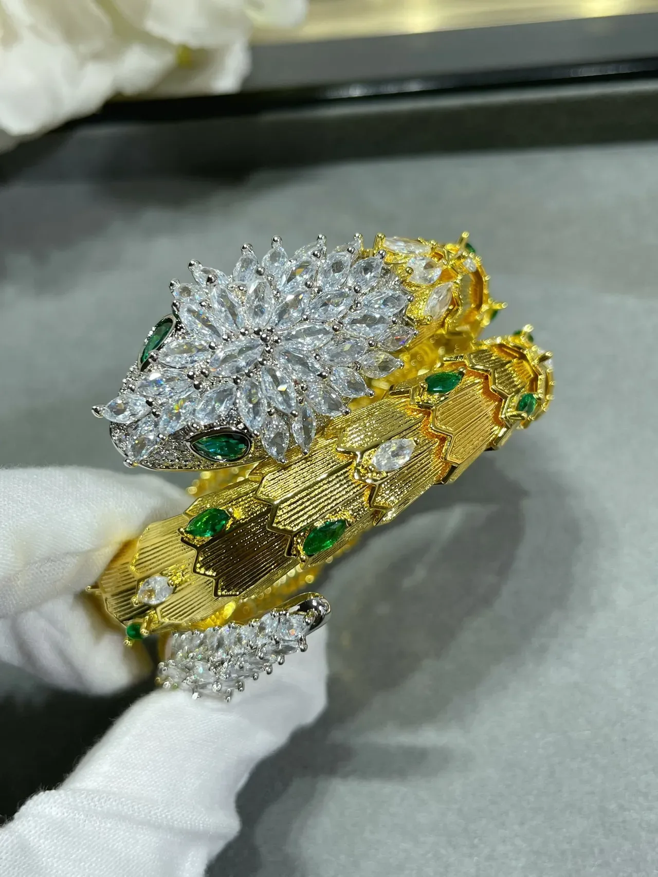 Bvlgari Serpenti घुंघराली सोने की डायमंड और इमरल्ड ब्रेसलेट 2