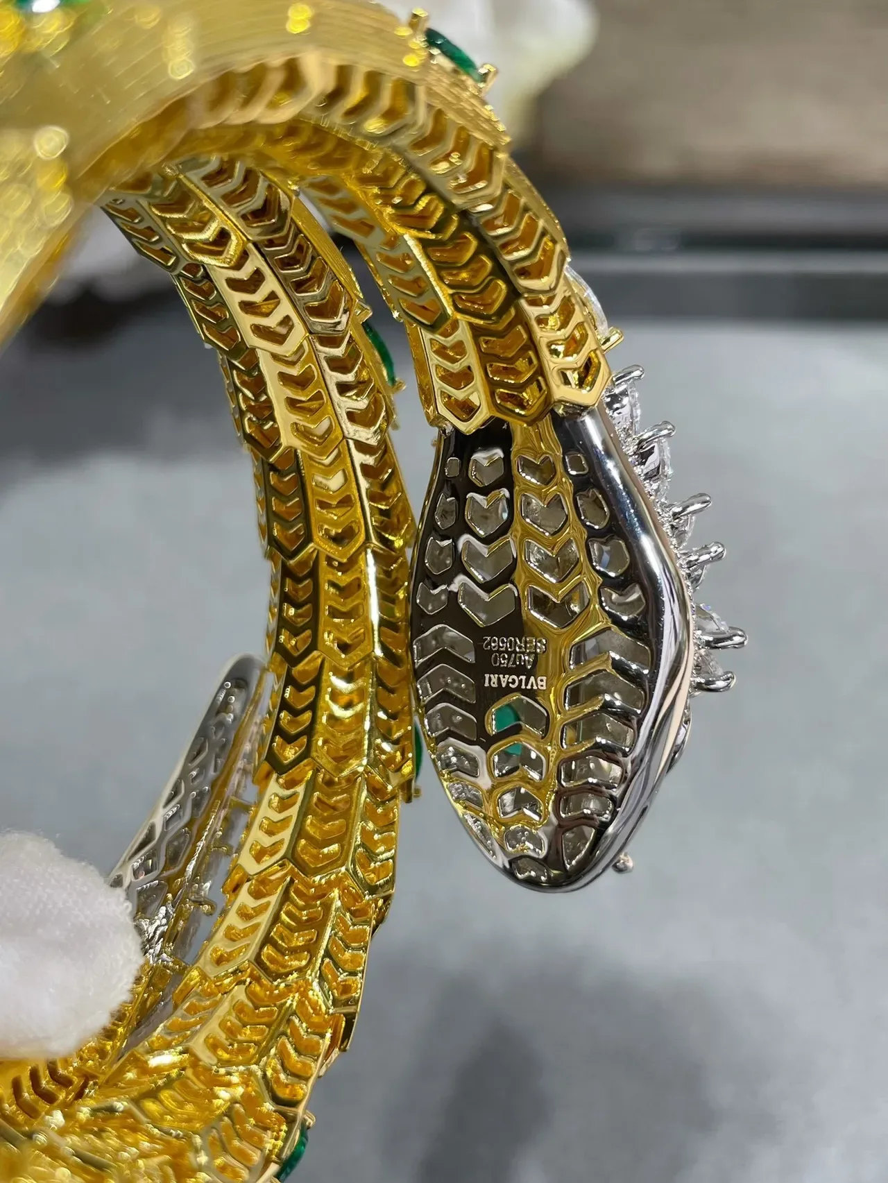 Bvlgari Serpenti घुंघराली सोने की डायमंड और इमरल्ड ब्रेसलेट 3